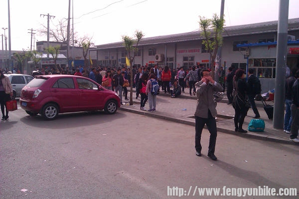 拥挤的四惠站~~