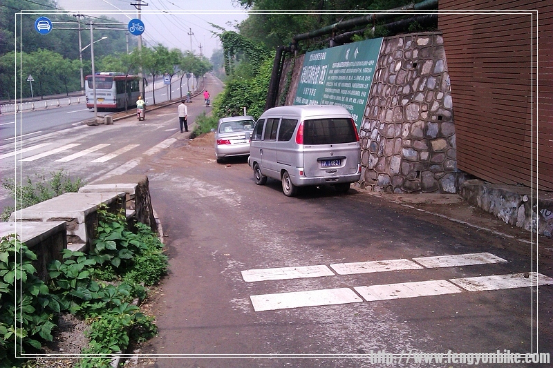 这是模式口入口-上面有个水泥平台，有个敬老院