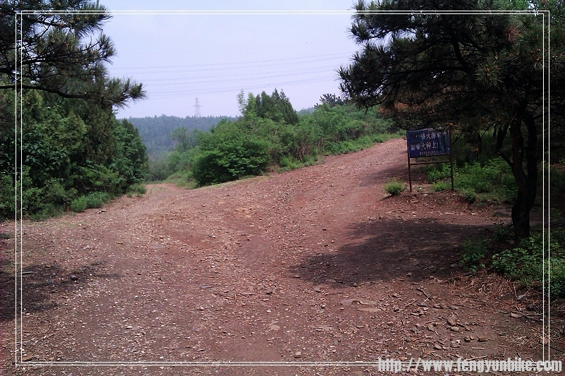 第一岔路口往右