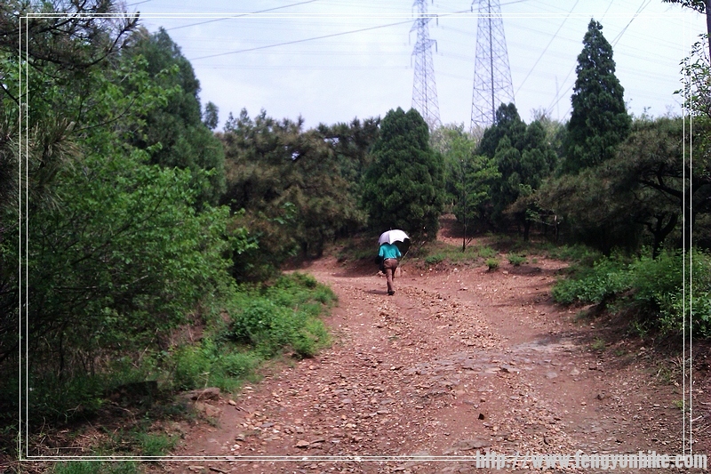 接着上山-有很多游玩的路人注意安全