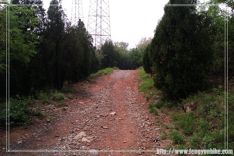 上山的路还没到比赛起点哦