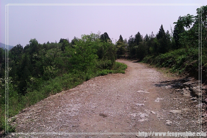 这是比赛起点的第一个上坡路