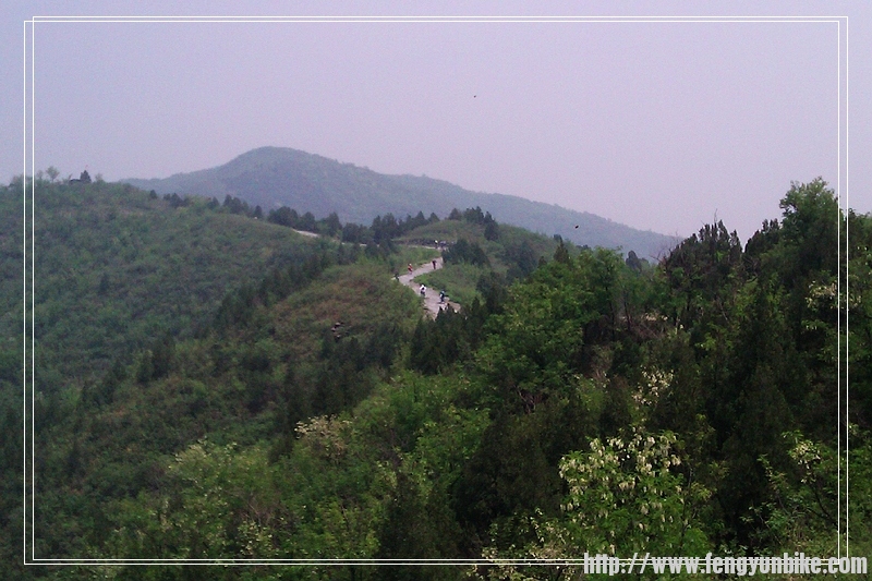 比赛沿途风景-远处几个矫健的身影是这次测试赛道的车友们