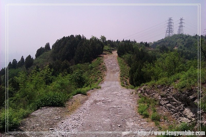 第一个危险的坡道-比赛时请尽量身体靠近这把，别回头否则翻车。