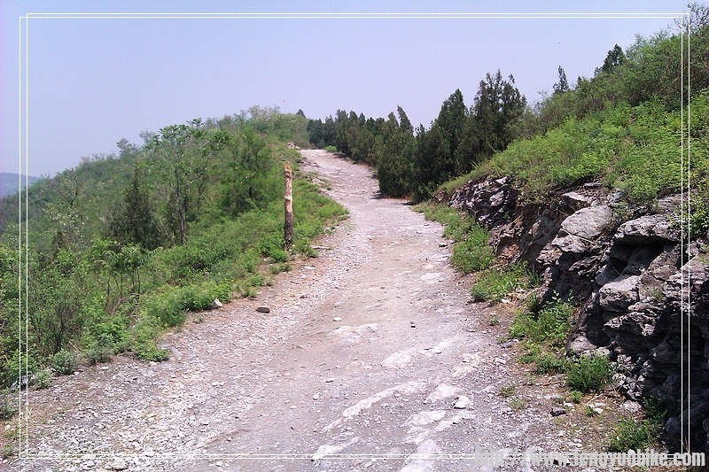 尽量靠近山内侧，保证安全