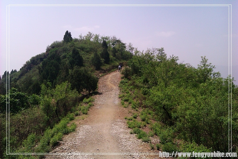这个坡道也是比较陡的，好在都是U行弯道，一定要在下坡的时候把车给U起来，冲上去能省不少力 ...