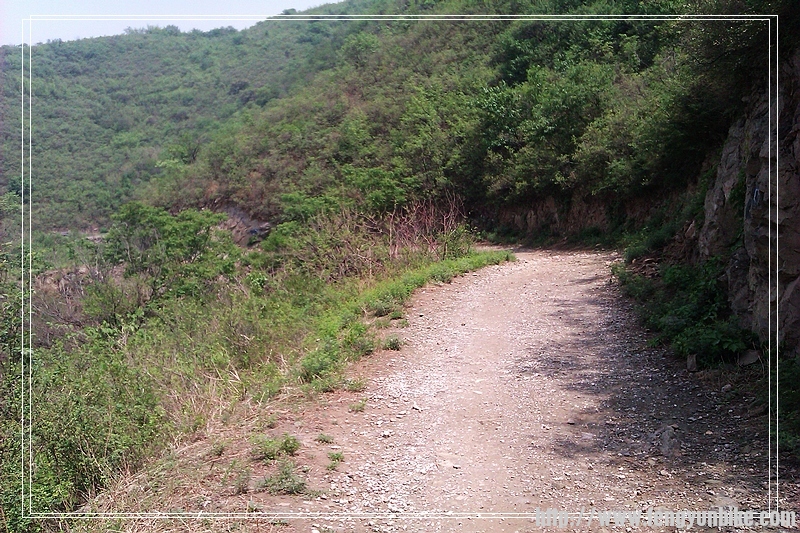 上完这个坡道后，就是一段大平路，注意给自己补水，少量