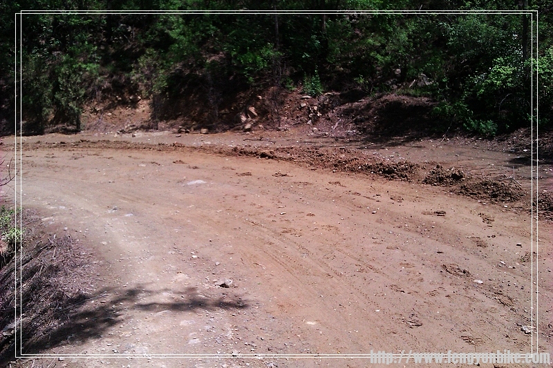 好宽的路啊，今天下雨了，路面比较软