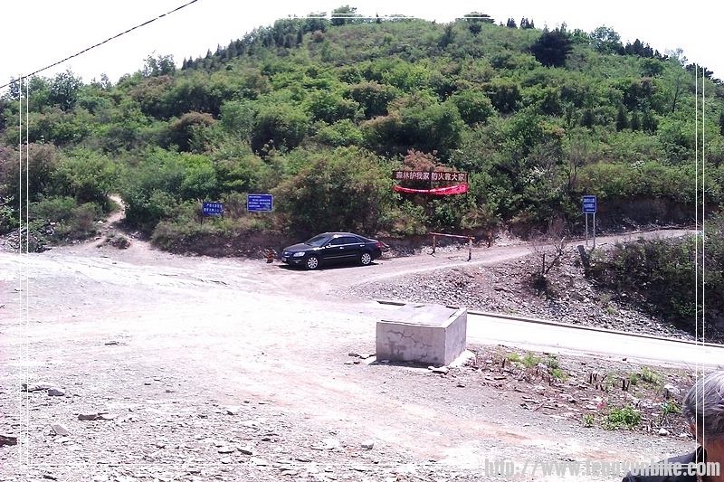 到终点了，接着往右拐，终点线