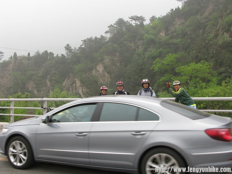 自拍的时候正好和车和了个影