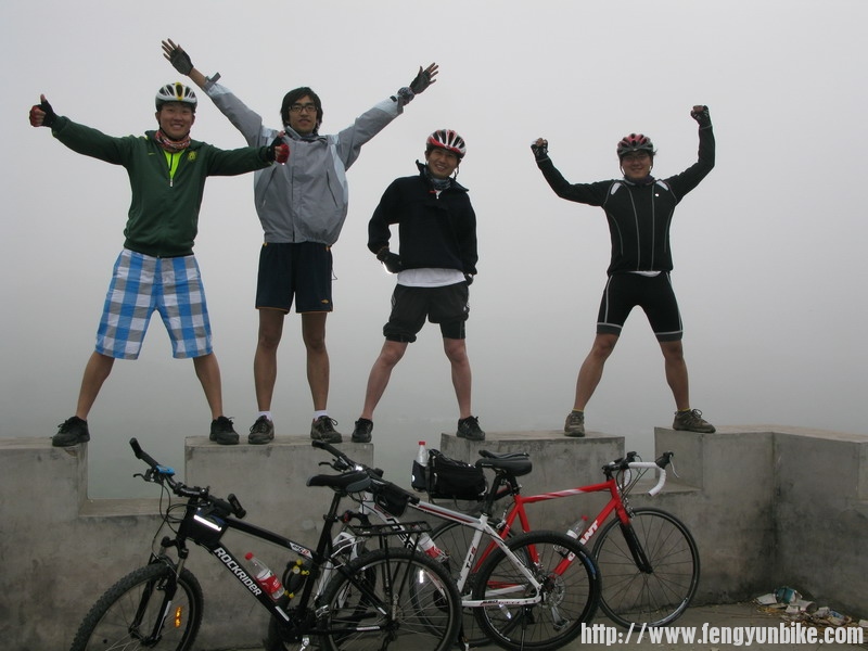 在山顶上的合影