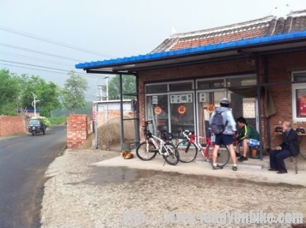 下午赶上雨了，正好在一个村里避避雨