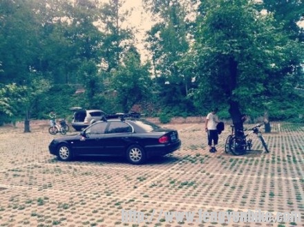 一早到停车场的时候停车场是空的，晚上回来也是空的，哈哈，没交停车费就走了 ...