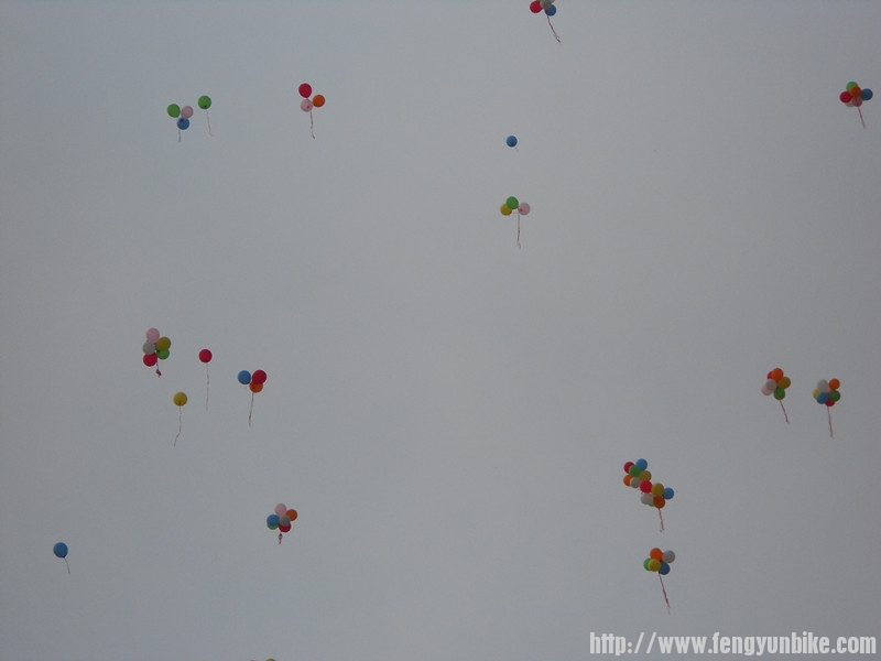 彩色气球腾空而起