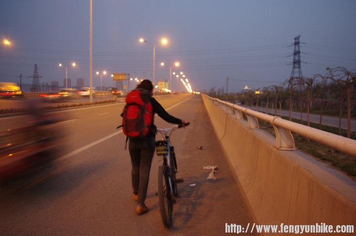 下来推一会吧，这应该不算不戴头盔骑吧。。我没骑。。