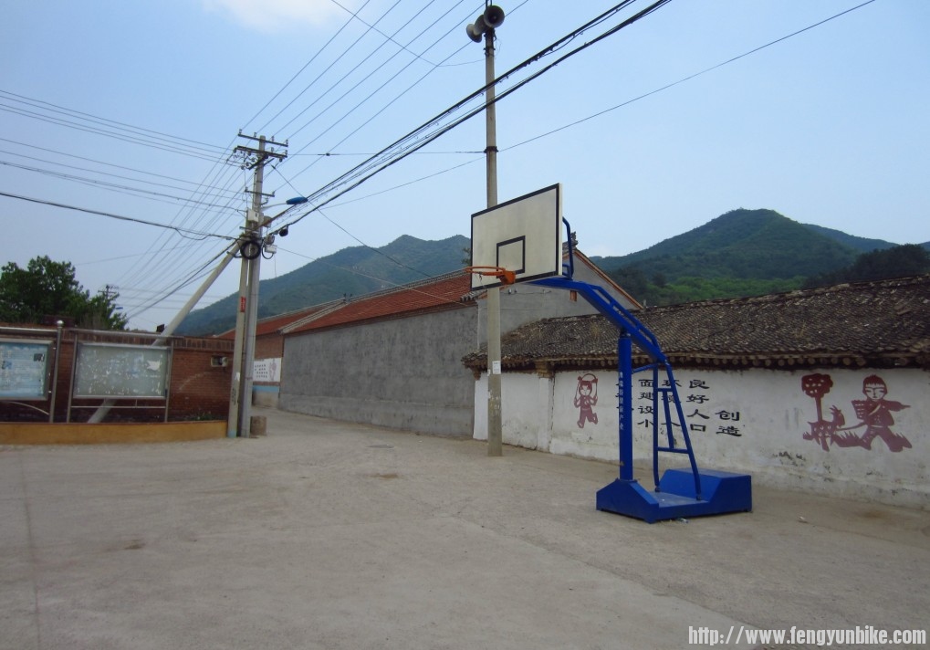 40,小村庄的球场，呵呵，那些年，我们热血篮球的日子.jpg
