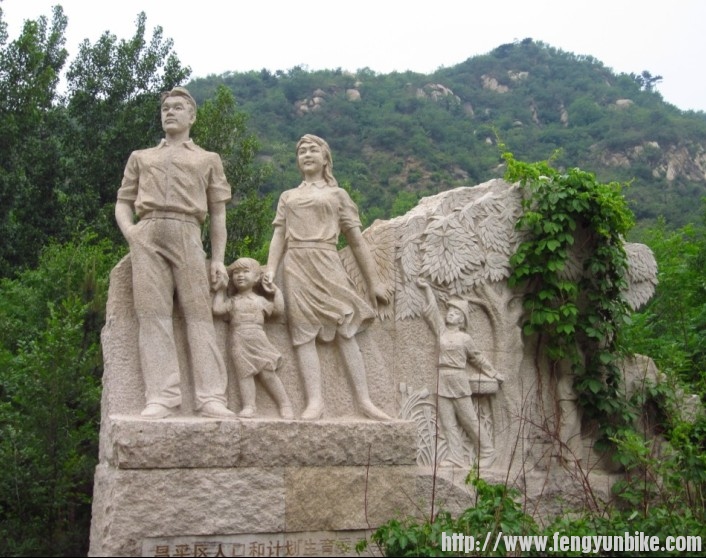 63,甜蜜一家——独生子女宣传雕塑，七、八十年代出生的独生子女，在当下社会，要承受.jpg