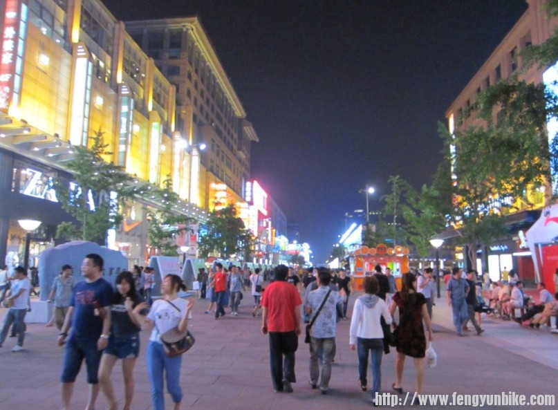 69, 夜晚的王府井步行街.jpg