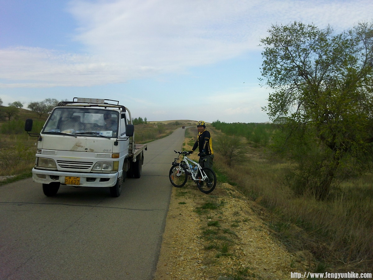 333-嘿嘿 咱就看这辆车.JPG