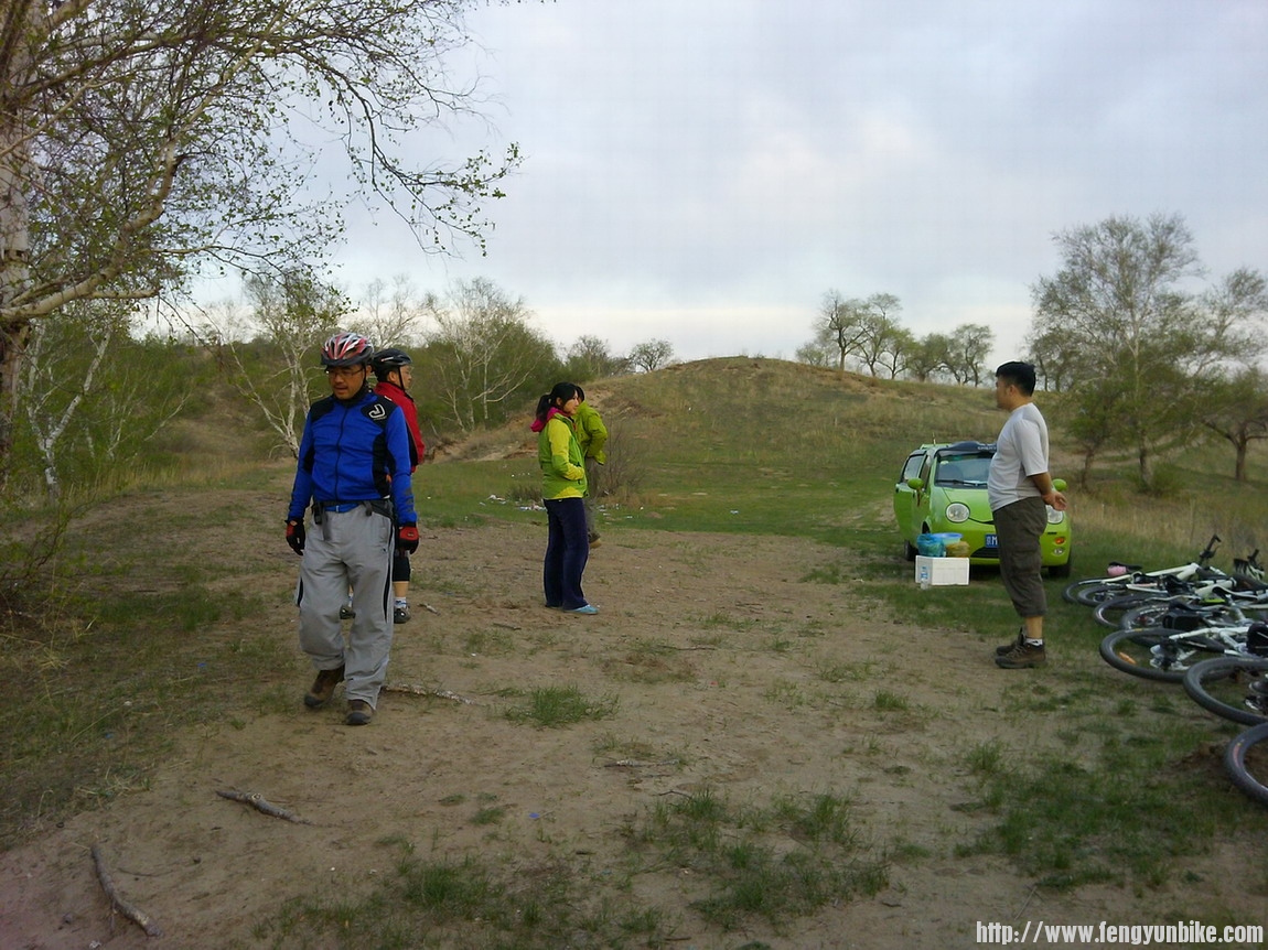 222-全体集合 没穿背心的今晚打更看车.JPG