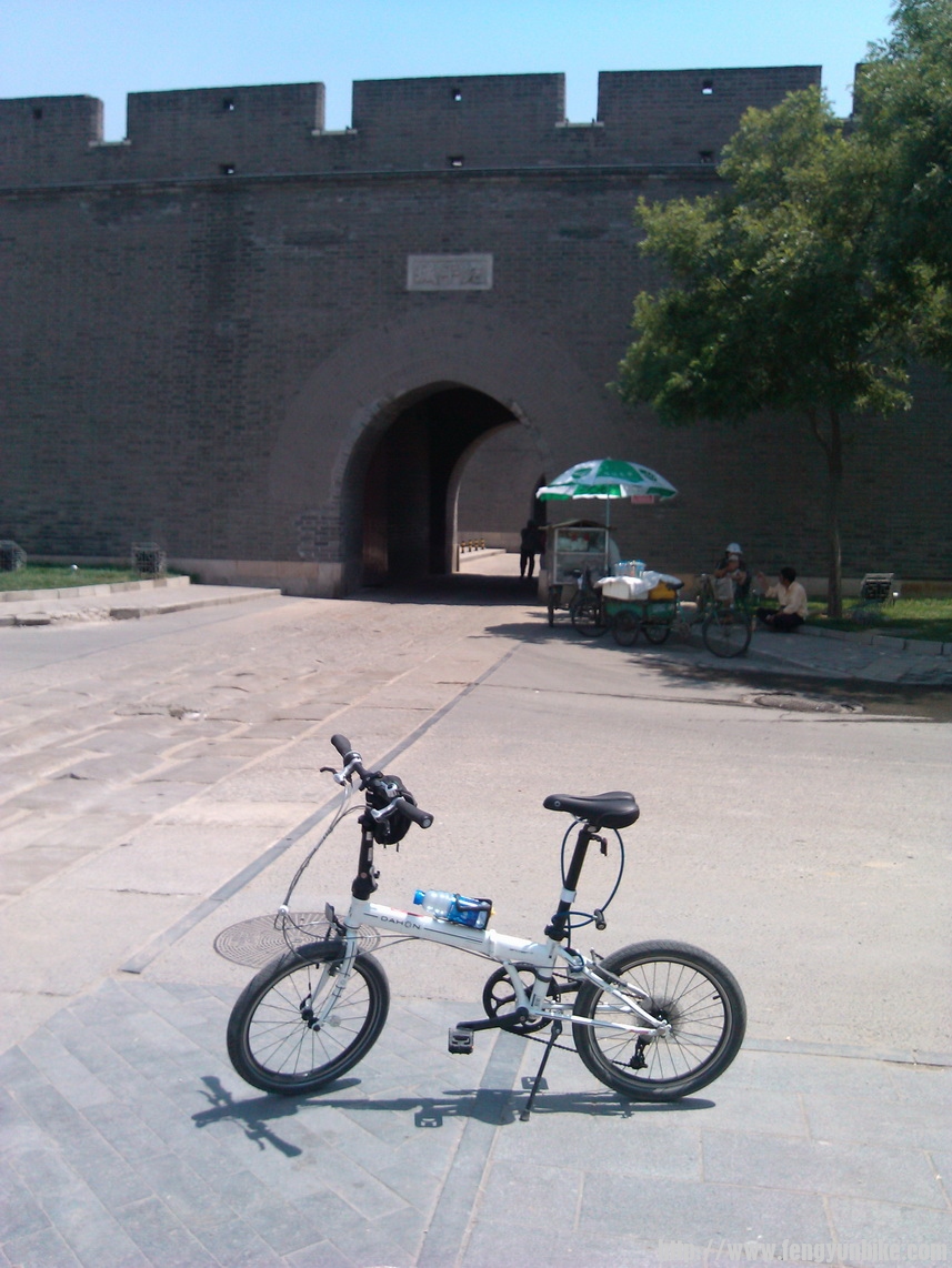 道路上的石砖很有历史感