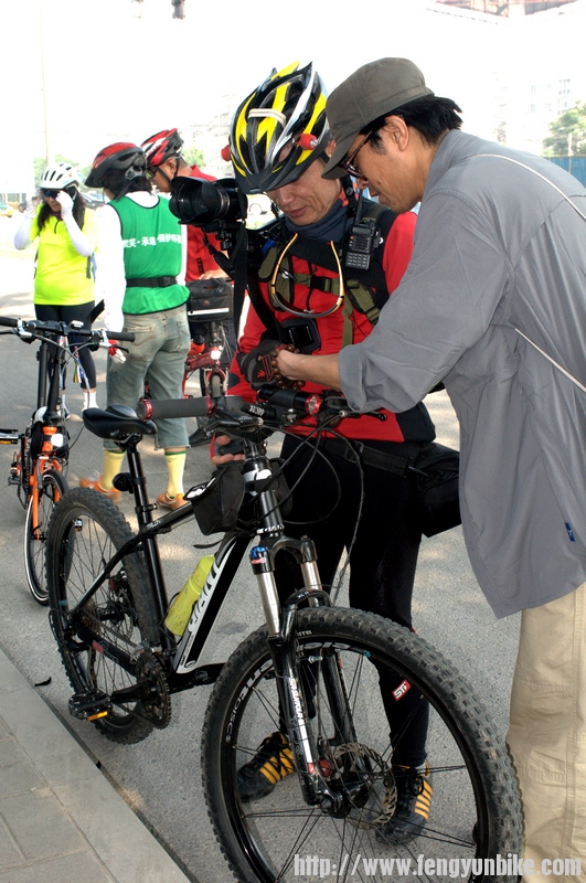 圈圈刚按得后视镜让我给摔了