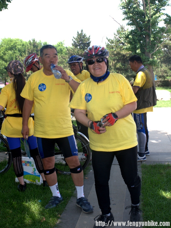 左 肆陆拾大哥 右 爬山