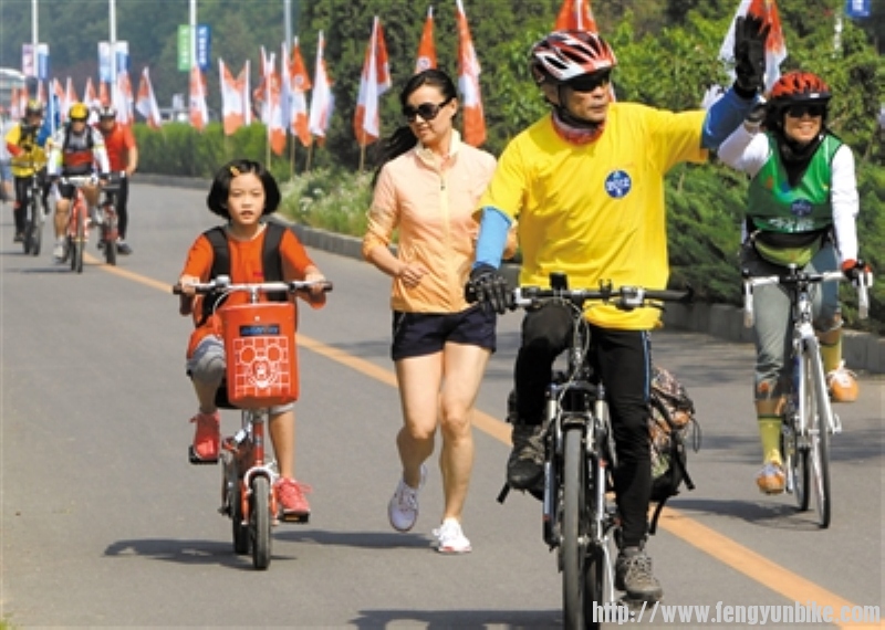 借助母女俩有有幸露一面