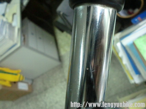 内管距防尘封口8cm处，有一笔尖大小的磕碰