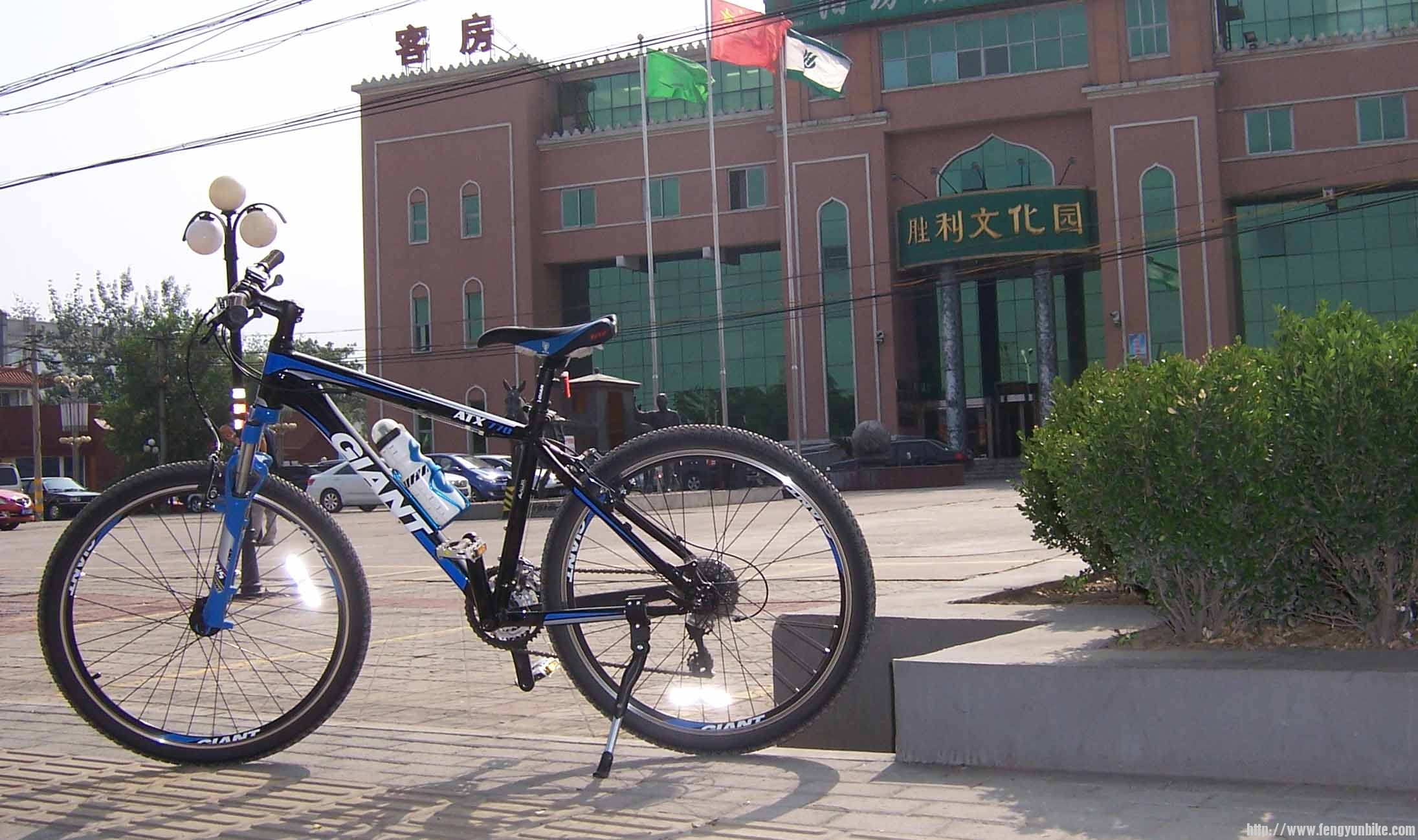 阳坊胜利广场，许多车友在此休息