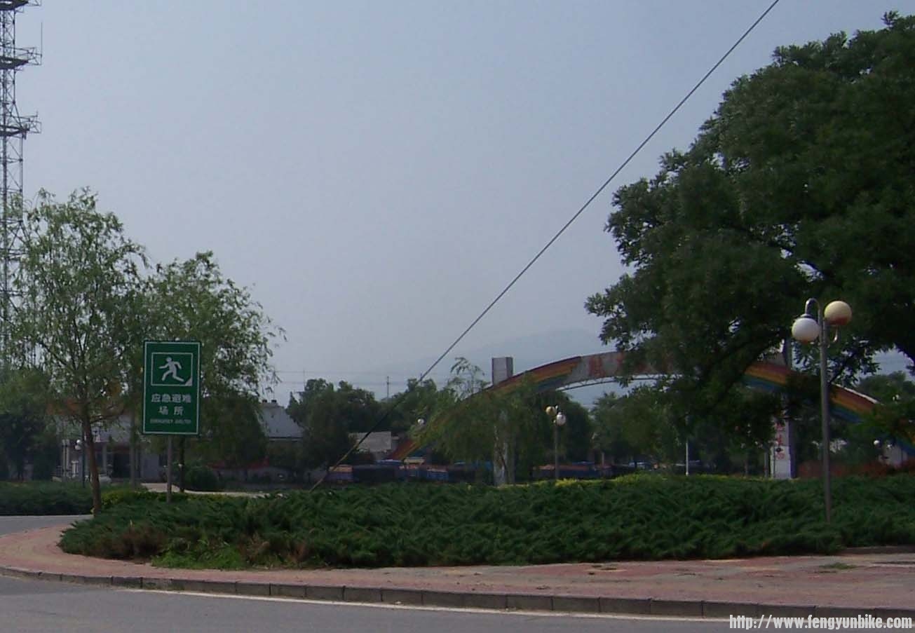 流村环岛，不走彩虹下，向左20米，拐向白羊沟