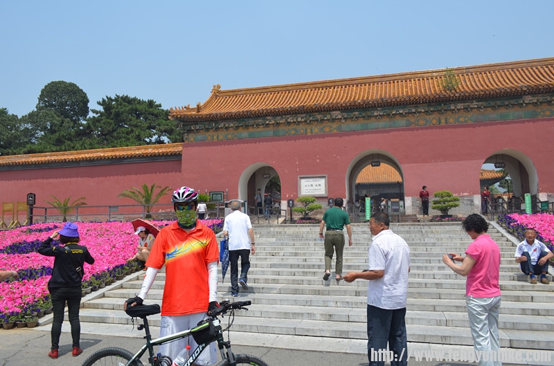 旅游团给照的，相当不耐烦，车只照上了一半