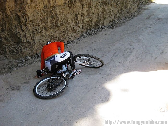 摔车，琐鞋没摘下来