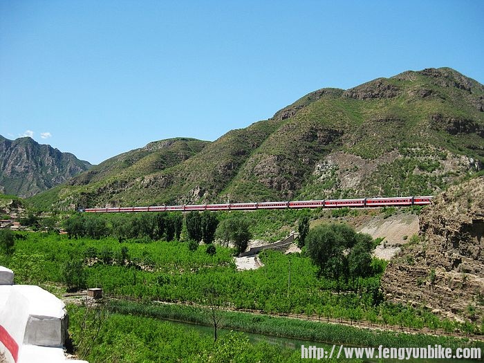 旁边的丰沙铁路