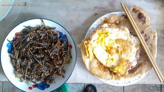 用剩下的香油  煎鸡蛋 裹烙饼