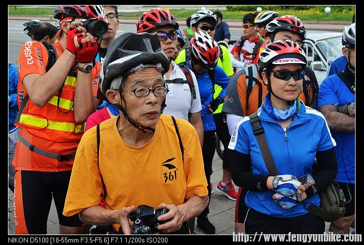 大爷太牛了！希望我50年后还能骑车烧烤去.