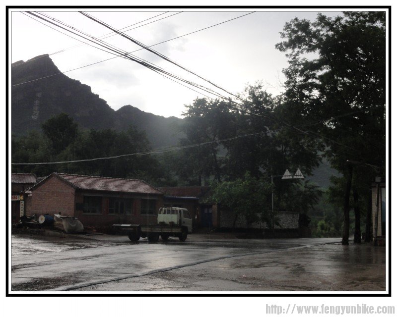 禾子涧白杨沟后山的村，3点我们在那躲雨1小时