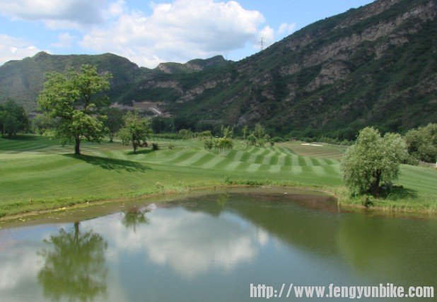 路上看见的高尔夫球场