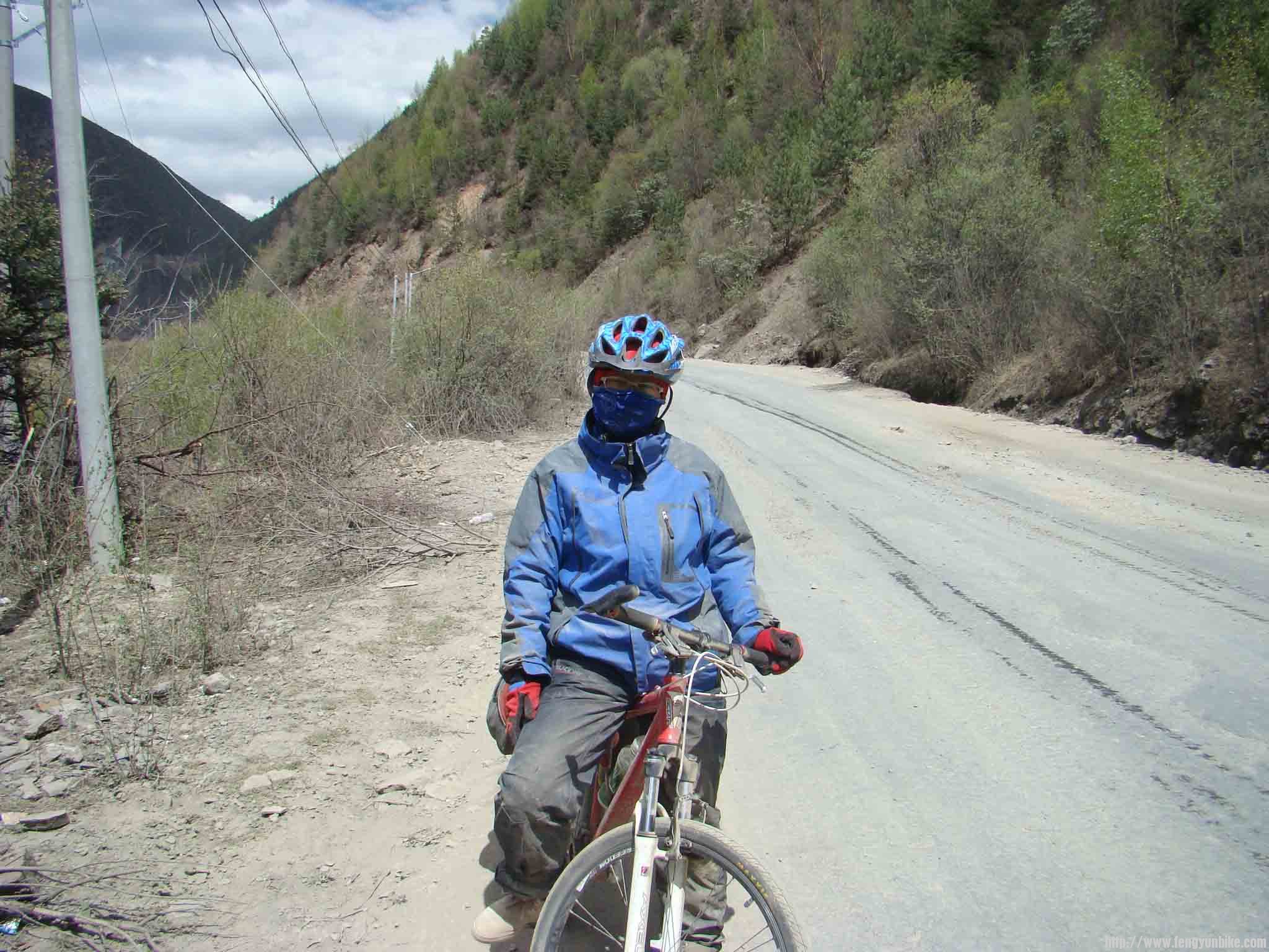 这会儿已经是灰头土面的了，阳光照耀，掩盖了身上的尘土