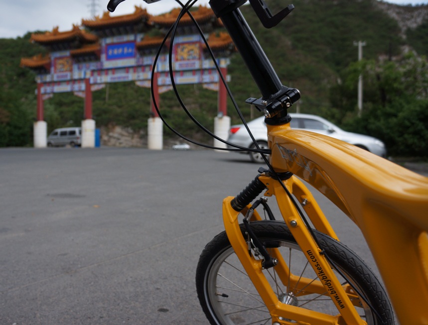 牌楼-打雷下雨-没掉几滴就停了