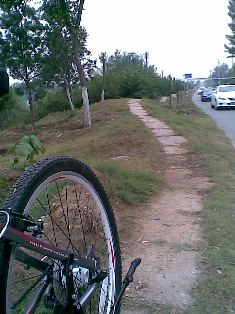 清河岸边的石板小路