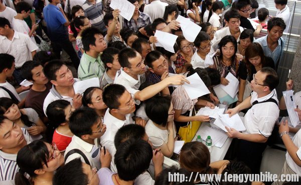 2010年中国河南省的一个工作招聘会上，应聘者蜂拥在富士康科技公司的展台前 ...