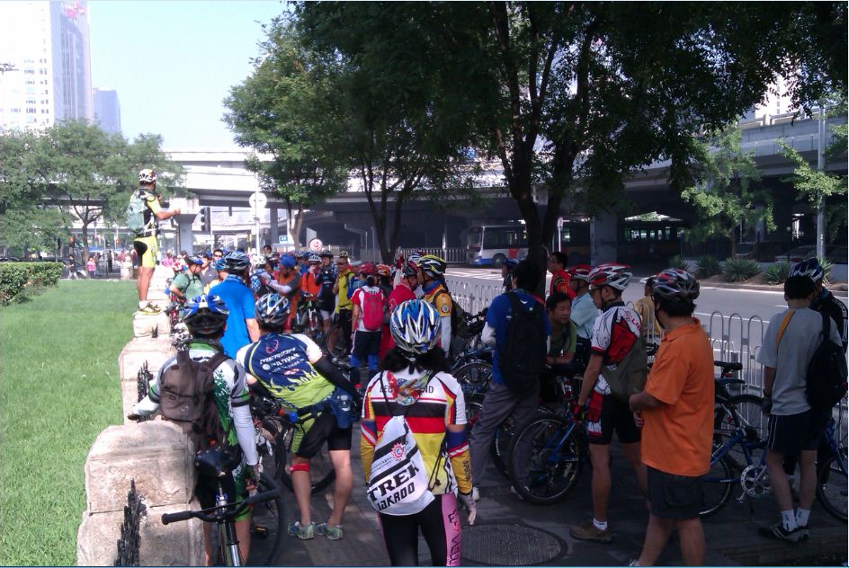 集结点，领导在讲话