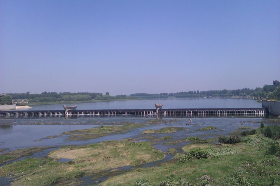 堤坝，下面有捞鱼的