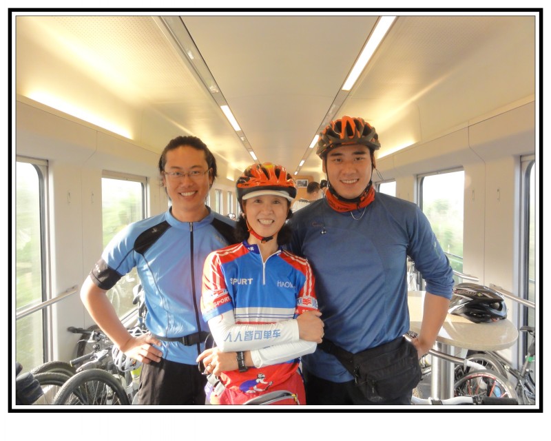 扛车推车的两车友与悠悠马姐