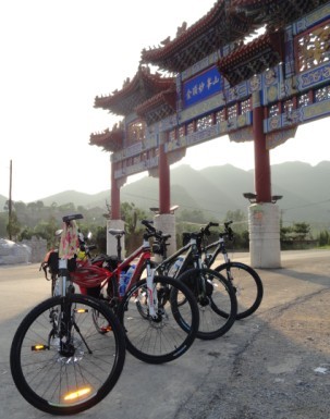 妙峰山牌楼坐骑合影（有点美利达广告的嫌疑哈~）.jpg