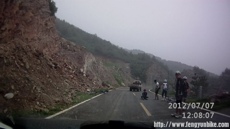 路遇摔着求救者