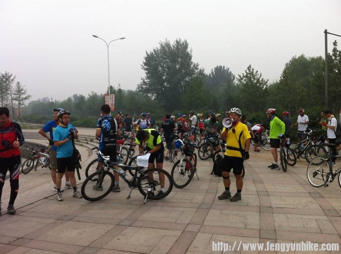 大部队到来传说中的豪客在给大家讲话