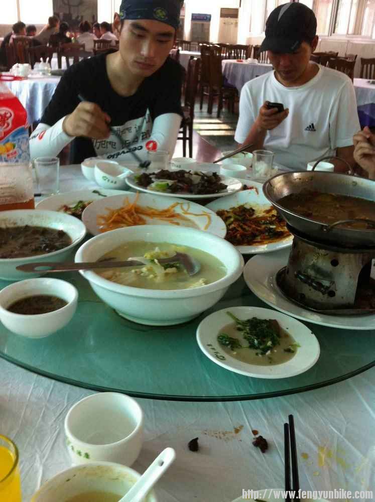 一桌吃饭滴号称川藏骑行新手