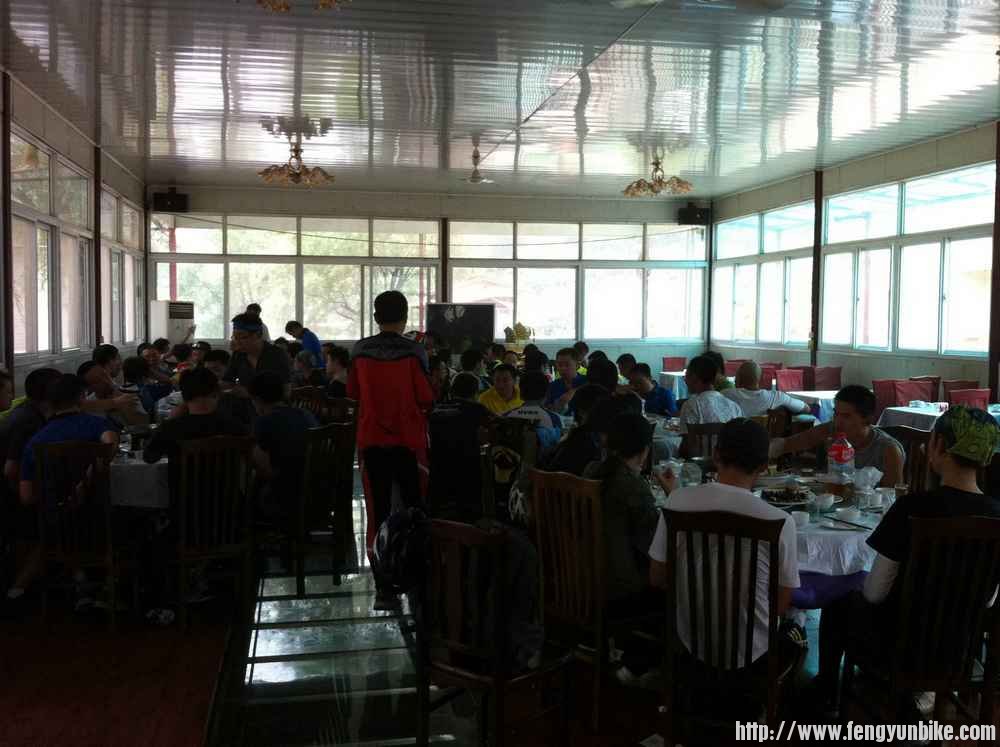 中午吃饭壮观场面，不快点往嘴里捯饬你都不好意思